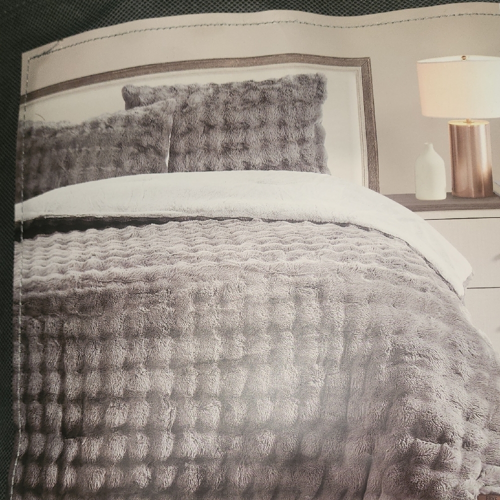 Frye Silver And Gray Faux Fur Comforter Set - King - Picture 10 of 12